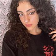 Ragazza universitaria impartisce lezioni di inglese, francese, spagnolo, italiano e storia ai bambini della scuola primaria